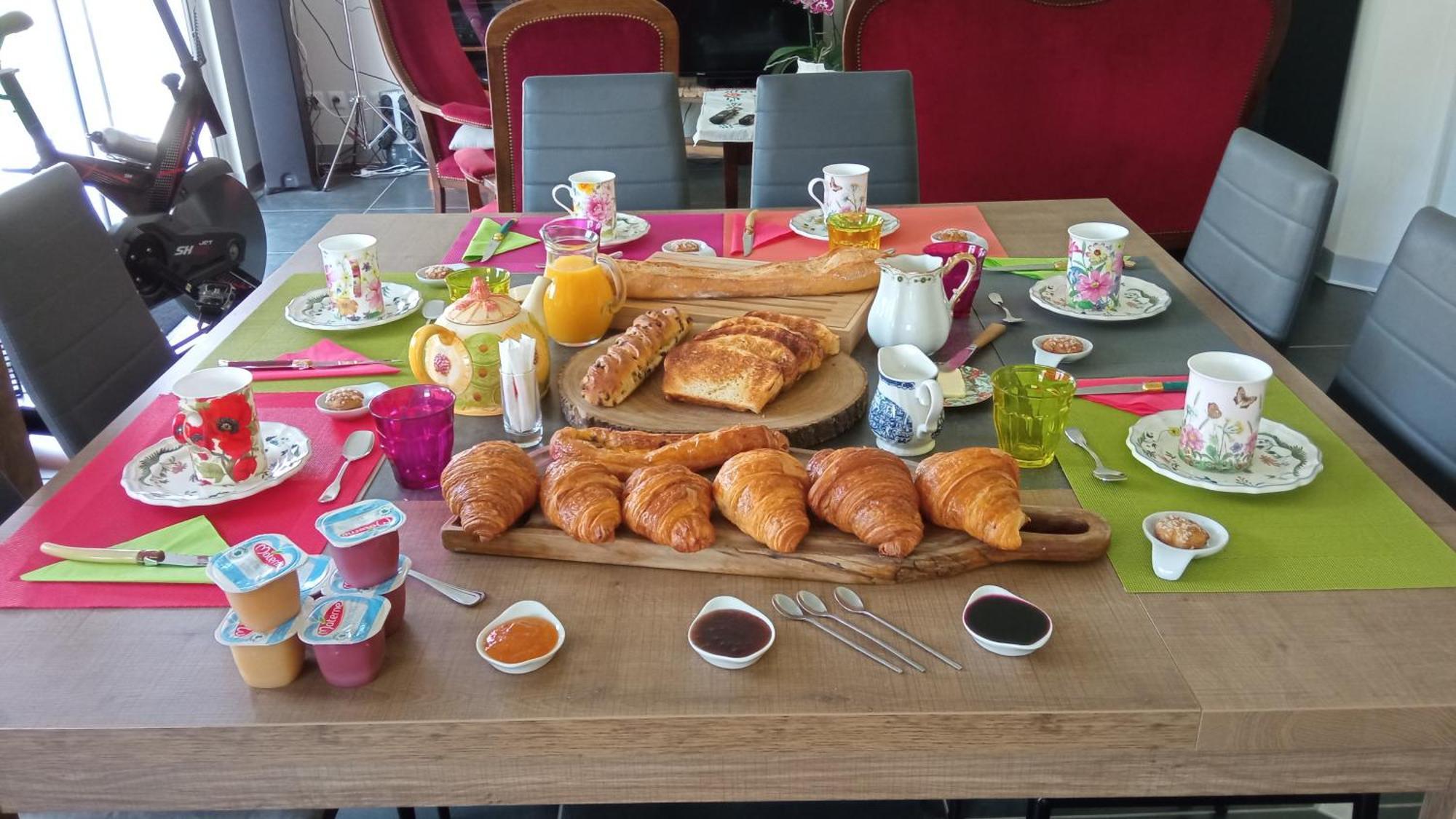 Chantilly ,Petit Dejeuner Et Table D'Hotes Possible Noyers  Luaran gambar